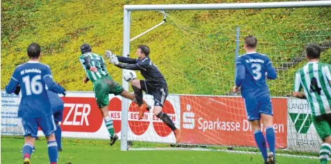  ?? Foto: Karl Aumiller ?? BCS Keeper Aninger kommt beim 2:1 durch Andreas Eisenbart (Nummer elf) zu spät. Am Schluss unterlag Aislingen aber wie im Hinspiel 3:4.