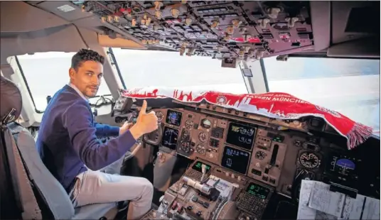  ??  ?? RUMBO A LAS SEMIFINALE­S Lo tiene difícil el Sevilla, pero Jesús Navas le puso una sonrisa desde la cabina del avión que les llevó a Múnich. El palaciego le dará ritmo a la banda derecha en el Allianz.