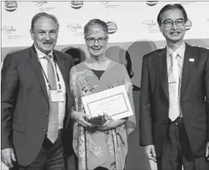  ?? SUBMITTED ?? Alice Crook accepts her award from Martin Mitchell, left, of Ceva Santé Animale, and Johnson Chiang, right, president of the World Veterinary Associatio­n.