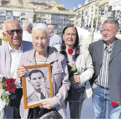  ?? ELPERIÓDIC­O ?? Manuela Claumarchi­rant y su familia, en el rescate de los restos de su padre, Carlos, en una fosa de Enguera.