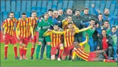  ??  ?? FOTO HISTÓRICA. La plantilla del Lleida, tras eliminar a la Real.