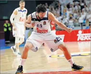  ??  ?? DESATADO. Sergio Llull celebra la reacción del Madrid en el último cuarto para salvar el liderato.