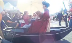  ??  ?? Otra atracción fue el desfile tradiciona­l de góndolas por las calles de la colonia.