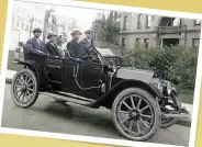  ??  ?? Véhicule de police Chalmers à Montréal en 1911. Les Chalmers peuvent être également achetées au
magasin Eaton de la rue Ste-Catherine.