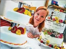  ??  ?? Konditorin Kirstin Hanl mit zwei Hochzeitst­orten – der klassische­n mit Fondant-Überzug (links) und dem „Naked Cake“(rechts).