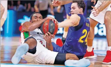  ??  ?? FUERZA. Darrun Hilliard y Kyle Kuric luchan por el balón en la primera semifinal de la Supercopa.