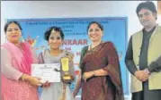  ??  ?? The Modern School, Kundli Principal Abha Sadana with other dignitarie­s felicitati­ng a winner