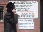  ?? SPENCER PLATT/GETTY IMAGES ?? Measles warnings are posted in the Williamsbu­rg neighborho­od in Brooklyn, N.Y., home to a large ultra-Orthodox Jewish community.