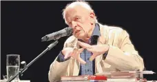  ?? FOTO: BLÖCHINGER ?? Ralph Dutli las in der Zehntscheu­er nah am Publikum, auf einem seitlichen Podest sitzend, russische Dichtung.