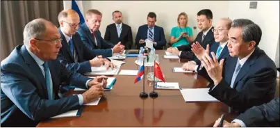  ??  ?? 中國外交部長王毅（右）18日出席聯合國大會­期間，會見俄國外長拉夫羅夫（左），討論了眾所關注的朝鮮­半島核問題。 （新華社)