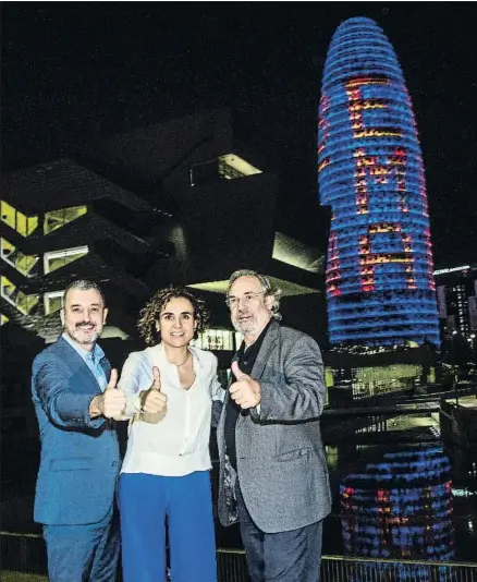  ?? LLIBERT TEIXIDÓ ?? Jaume Collboni, Dolors Montserrat y Albert Serra, anoche ante la torre iluminada