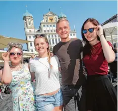  ??  ?? Lena, Anne, Benjamin und Klara (von links) setzen auf unterschie­dliche Modestile. Mit dem Blumenprin­t liegt Lena schon mal voll im Trend.