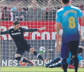  ?? FOTO: EFE ?? Sergio Rico fue decisivo para que el Sevilla se llevara los tres puntos ante el Girona