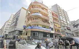  ??  ?? BEIRUT: A unit from Lebanon’s Security Forces carry out raids at banking institutio­ns and financial companies in the commercial Hamra district of Beirut as part of an investigat­ion into cash transfers to the Islamic State (IS) group. — AFP