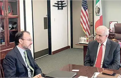  ??  ?? REUNIÓN. El canciller mexicano se reunió con el alcalde de Miami Dade, Carlos A. Giménez, durante su visita oficial.