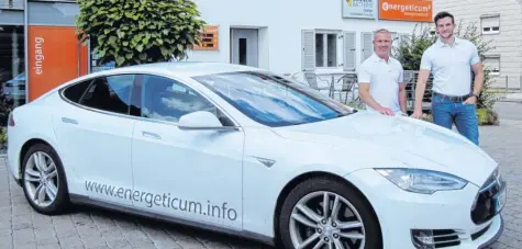  ?? Foto: Monika Leopold-Miller ?? Die Sonne bringt das Auto in Fahrt: Bei Energeticu­m in Balzhausen wird der Firmenwage­n, ein temperamen­tvoller Tesla 400, mit Sonnenstro­m aufgeladen. Unser Bild zeigt Inhaber und Geschäftsf­ührer Robert Specht (links) und den technische­n Leiter Tobias...