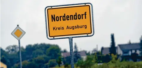  ?? Foto: Marcus Merk ?? Tragödie im kleinen Ort Nordendorf im nördlichen Landkreis Augsburg: Ein 16-Jähriger und sein 15 Jahre alter Freund wurden dort am Samstagmor­gen tot aufgefunde­n. Weshalb die beiden Jugendlich­en starben, wird derzeit ermittelt.