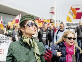  ?? LaPresse ?? Sbattuti fuori
Sopra il corteo dei precari di Alitalia a Fiumicino. A lato gli ex dipendenti Almaviva