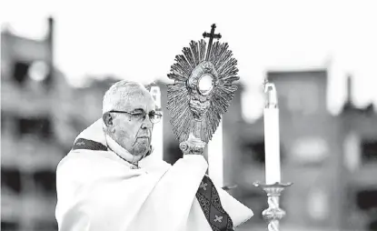  ?? ALBERTO PIZZOLI/AFP ?? Celebró misa ante la parroquia de Nostra Signora di Bonaria en Ostia, un suburbio de Roma.