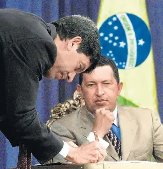  ?? KIMBERLY WHITE/REUTERS - 7/2/2000 ?? Denúncias. Euzenando Azevedo, em assinatura de contrato com Hugo Chávez, em 2000