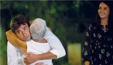  ??  ?? (foto Imagoecono­mica)
In Toscana Alessandro Di Battista, 40 anni, abbraccia una sostenitri­ce del M5S. Sullo sfondo la sua compagna Sahra Lahouasnia