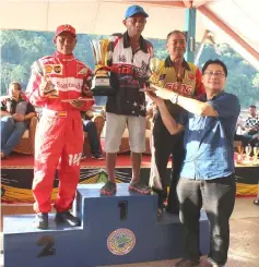  ??  ?? Bukit Mabong District officer Douglas Pungga (right) presents a prize to the winner of 35hp (two piston) Tunnel Boat, GB TAN18.