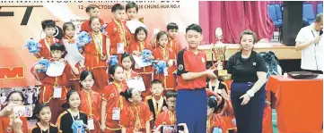  ??  ?? SJK Chung Hua No.3 representa­tive receives their trophy.