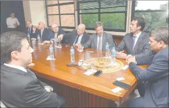  ??  ?? Juan Pecci, Diego Lovera, Octavio Leite Vallejo, Valdner Papa y Alarico Assumpcao Jr., conversand­o con los viceminist­ros José Luis Rodríguez y Óscar Stark, ayer en el MIC.