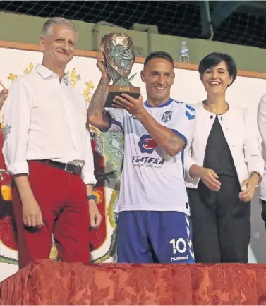  ??  ?? CAMPEONES. Suso Santana levanta el Trofeo Teide de la pasada edición tras ganarle al FUS Rabat (3-0).