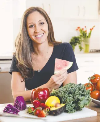  ?? Picture: JUSTIN LLOYD ?? Nutritioni­st Belinda Kirkpatric­k tucks into some healthy foods.