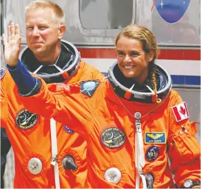  ?? MATT STROSHANE / GETTY IMAGES FILES ?? Julie Payette waves before boarding Space Shuttle Endeavour at Kennedy Space
Center on July 13, 2009. With her is U.S. astronaut Tim Kopra.