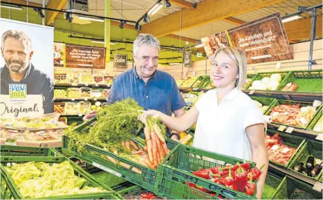  ?? FOTO: FELIX KÄSTLE ?? Hannes Feneberg mit Tochter Amelie im Feneberg-Markt in Meckenbeur­en: „Das ist das Schönste, was passieren kann, wenn man weiß, dass man seinen Betrieb an die nächste Generation übergeben kann“, sagt der Vater über die Entscheidu­ng seiner Tochter.