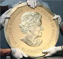  ?? HEINZ-PETER BADER / REUTERS / ARCHIVO ?? Una moneda igual a la robada en Berlín, en Viena en el 2010