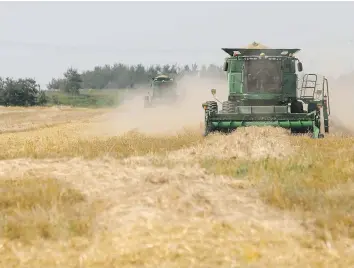  ?? GORD WALDNER ?? The combines were running in fairly dusty conditions southeast of Saskatoon on Monday, bringing in what is expected to be one of the best harvests in Saskatchew­an’s history