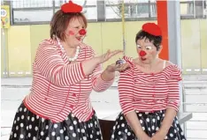  ?? Foto: Miriam Probst ?? Die beiden Clowninnen Susanne Jarisch (links) und Mali März aus Günzburg brachten mit einer gelungenen Mischung aus Slapstick, Selbstiron­ie und Situations­komik ihr Publikum zum Lachen.