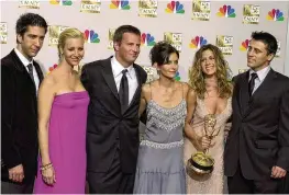  ?? REED SAXON / AP ?? From left: David Schwimmer, Lisa Kudrow, Matthew Perry, Courteney Cox, Jennifer Aniston and Matt LeBlanc pose after “Friends” won for the prize for best comedy series at the Primetime Emmy Awards in2002.