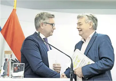  ?? [ APA/Tobias Steinmaure­r ] ?? Einig und zufrieden: Finanzmini­ster Magnus Brunner (ÖVP, l.) und Vizekanzle­r Werner Kogler (Grüne).