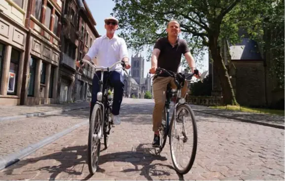  ?? FOTO FVV ?? Sacha Van Wiele (links, ‘Gazet van Antwerpen’) samen met Bert Staes van ‘De Gentenaar’ op de fiets door Gent.