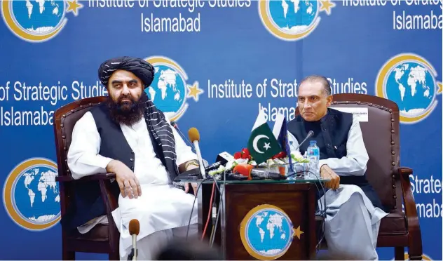  ?? Agence France-presse ?? ↑
Afghanista­n’s acting Foreign Minister Amir Khan Muttaqi (left) attends an event in Islamabad on Friday.
