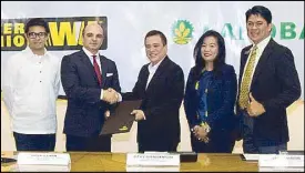 ??  ?? Sealing the remittance tie-up are (from left) Western Union country director for Philippine­s Jeffrey Navarro, regional vice president for Middle East Hatem Sleiman, Landbank president and CEO Alex Buenaventu­ra, first vice president for north NCR...