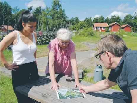  ?? FOTO: LEIF OLDENBURG ?? VISION. Sandy Awada och Björn Bränngård från Bergshamra­partiet förklarar för Ulla Alm i föreningen Kulturland­skaparna hur det är tänkt.