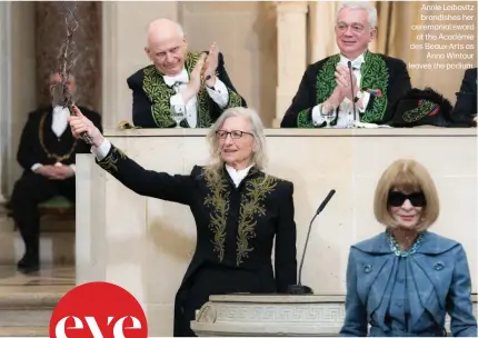 ?? ?? Annie Leibovitz brandishes her ceremonial sword at the Académie des Beaux-Arts as Anna Wintour leaves the podium.