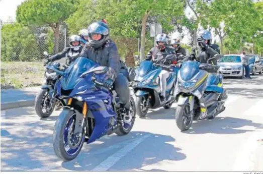  ?? MANUEL ARANDA ?? Moteros en la jornada de ayer por una de las calles de la ciudad.