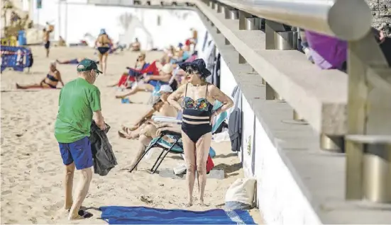  ?? Foto: David Revenga ?? Strand, Sonne und Prozession­en – Spanien steht für Oster-Urlauber wieder hoch im Kurs.