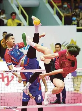  ?? ?? Norizat Nordin (left) in action as a Vietnam player goes for a block in yesterday’s match at the Hoang Mai Gymnasium.