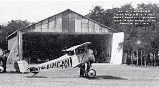  ?? SHD ?? Début 1917, à l’escadrille N 561. À côté du Nieuport 23 du s/lt Loiseau décoré d’un éléphant chargeant, celui du mdl. Corniglion-Molinier affichant l’insulte Ocio ! Fiol d’un can.