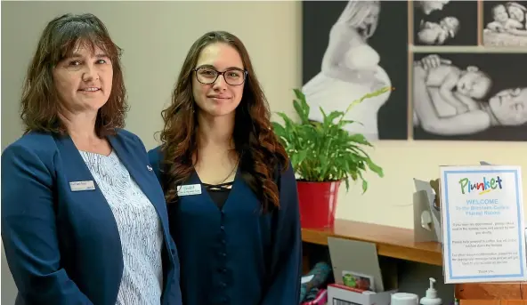  ?? SCOTT HAMMOND/ STUFF ?? ANZ Branch manager Rachael Toia (Left), pictured with Tehya Henare-Toka, Plunket Community Service Co-ordinator was volunteeri­ng at the Plunket desk last week.