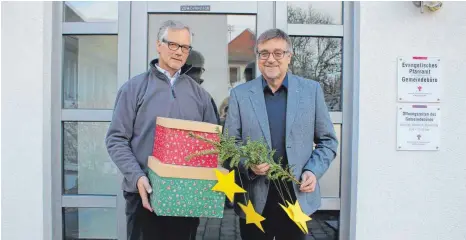  ?? FOTO: FRANZISKA TELSER ?? Diakon Willy Schillinge­r (links) und Pfarrer Jörg Weag hoffen auf viele Geschenkpa­ten.