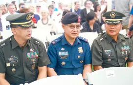  ??  ?? Lt. Col. Andrew Bacala, Police Chief Supt. Dennis Basngi and Col. Sagat Bongolan.