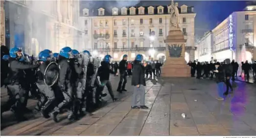  ?? ALESSANDRO DI MARCO / EFE ?? Enfrentami­entos entre agentes y manifestan­tes en una plaza de Turín la noche del lunes.